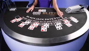 মোবাইলে bet22 লাইভ ক্যাসিনো ব্রাউজ করার দৃশ্য